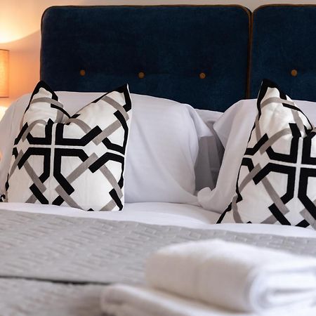 Elegant Apartments In Staines L Free Onsite Parking Staines-upon-Thames Exteriör bild