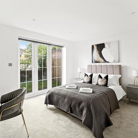 Elegant Apartments In Staines L Free Onsite Parking Staines-upon-Thames Exteriör bild