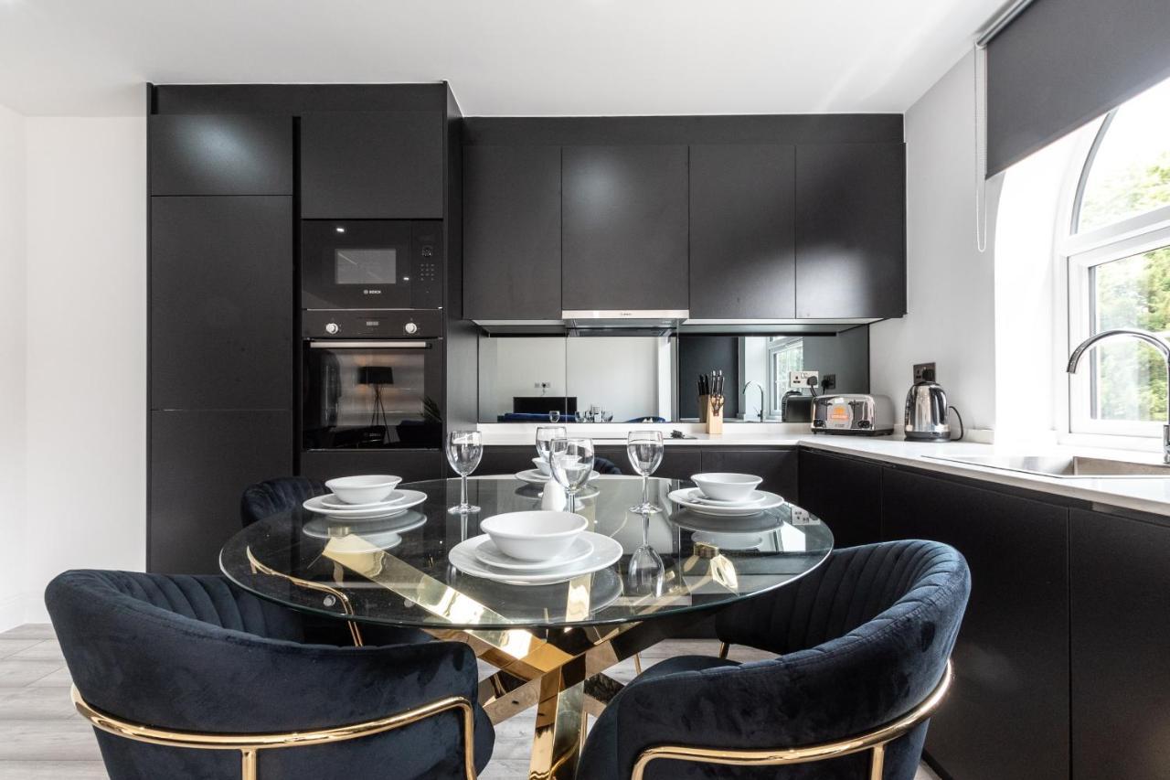 Elegant Apartments In Staines L Free Onsite Parking Staines-upon-Thames Exteriör bild