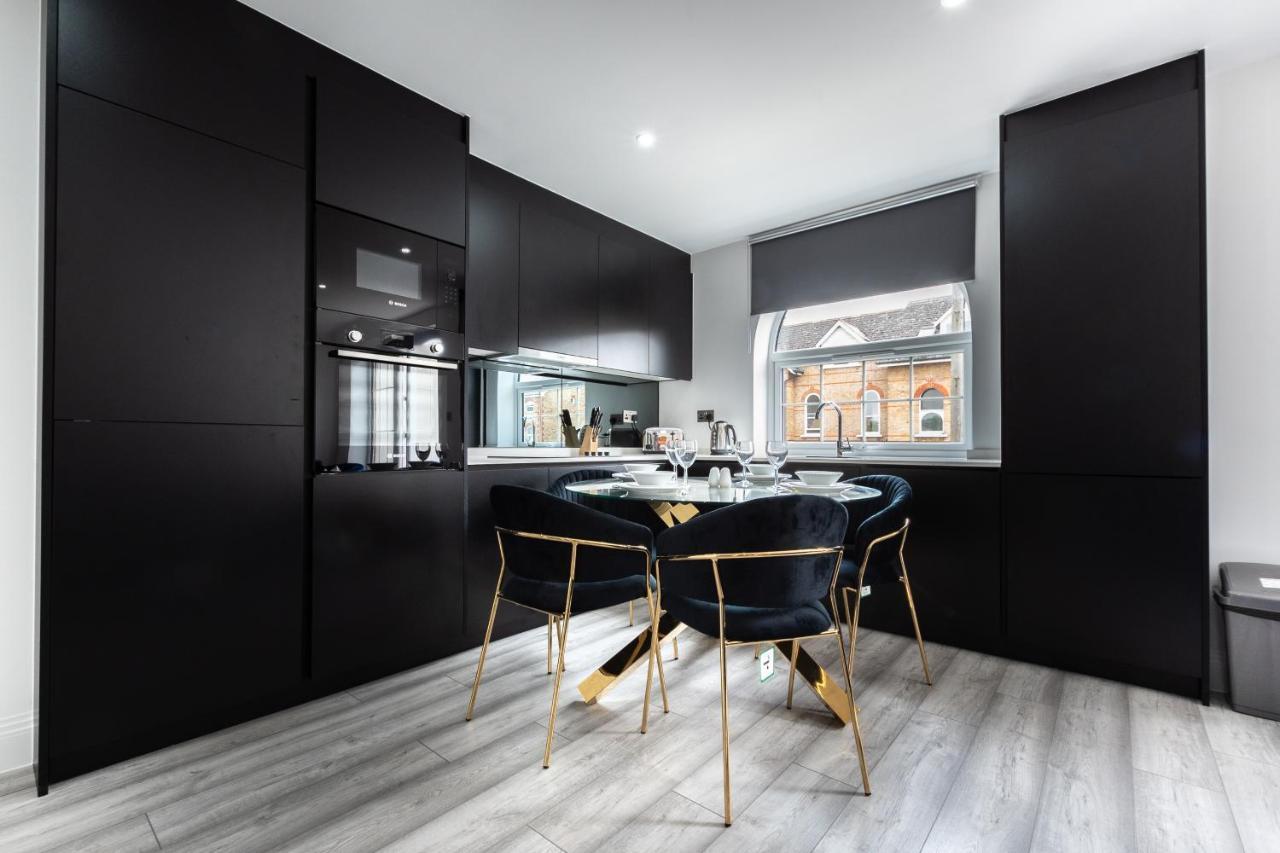 Elegant Apartments In Staines L Free Onsite Parking Staines-upon-Thames Exteriör bild
