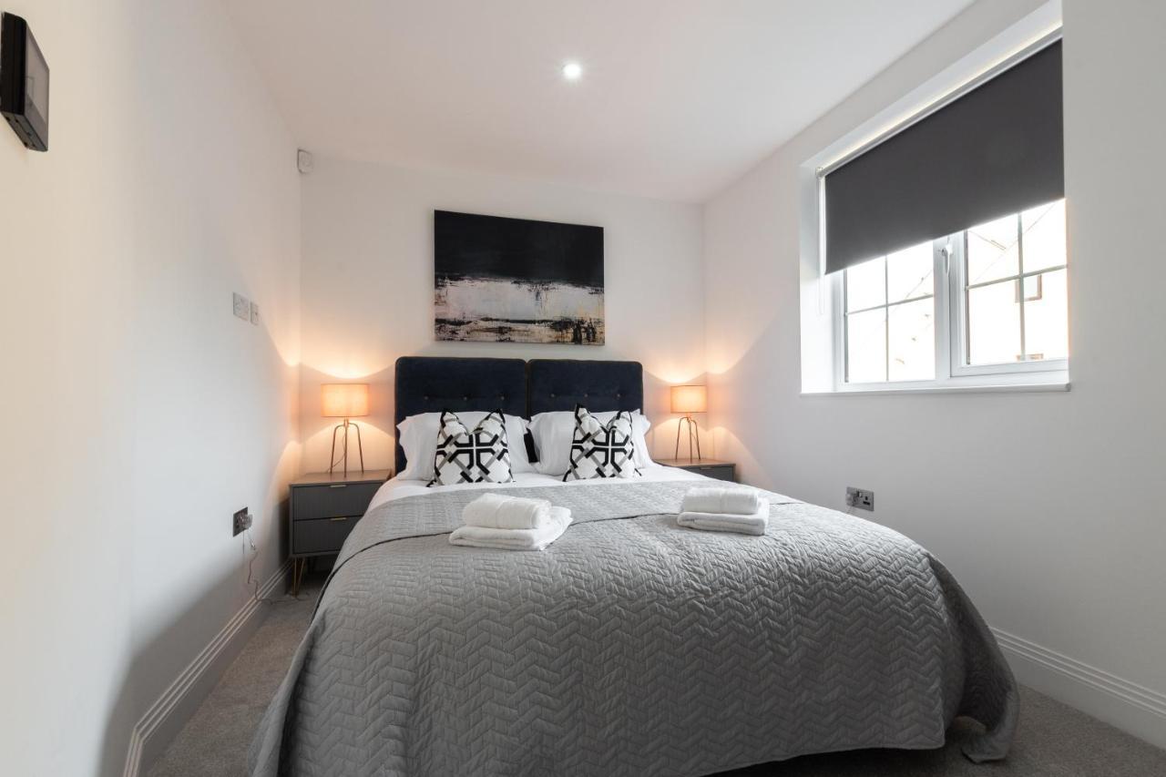 Elegant Apartments In Staines L Free Onsite Parking Staines-upon-Thames Exteriör bild