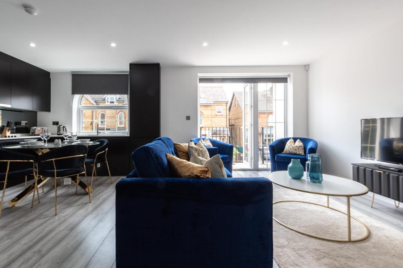 Elegant Apartments In Staines L Free Onsite Parking Staines-upon-Thames Exteriör bild