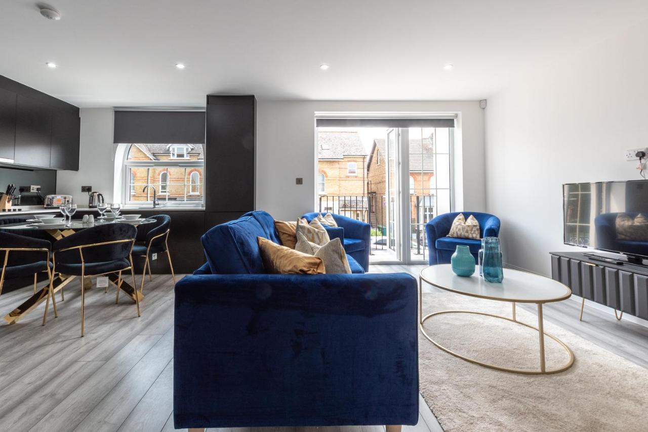 Elegant Apartments In Staines L Free Onsite Parking Staines-upon-Thames Exteriör bild