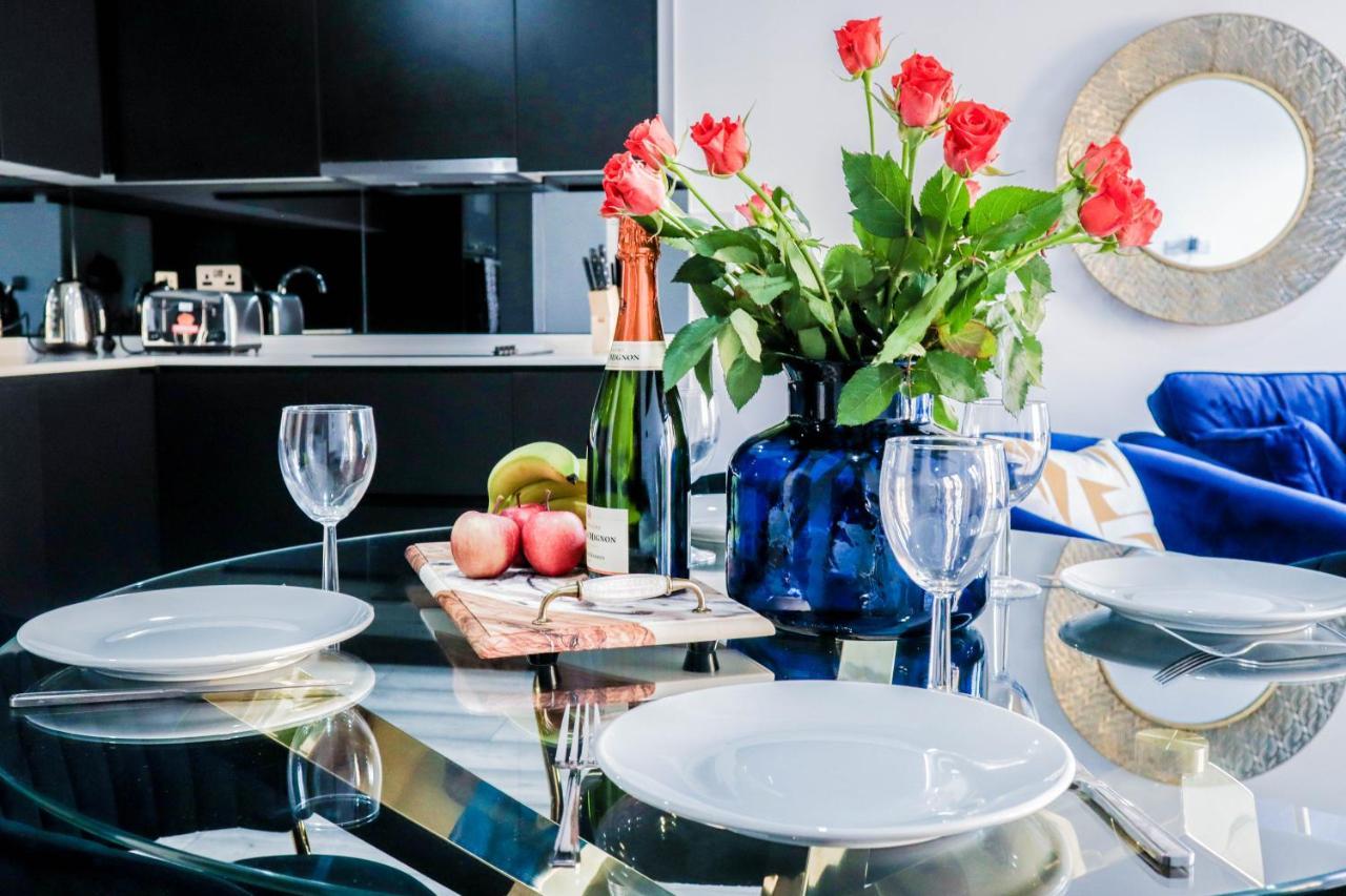 Elegant Apartments In Staines L Free Onsite Parking Staines-upon-Thames Exteriör bild