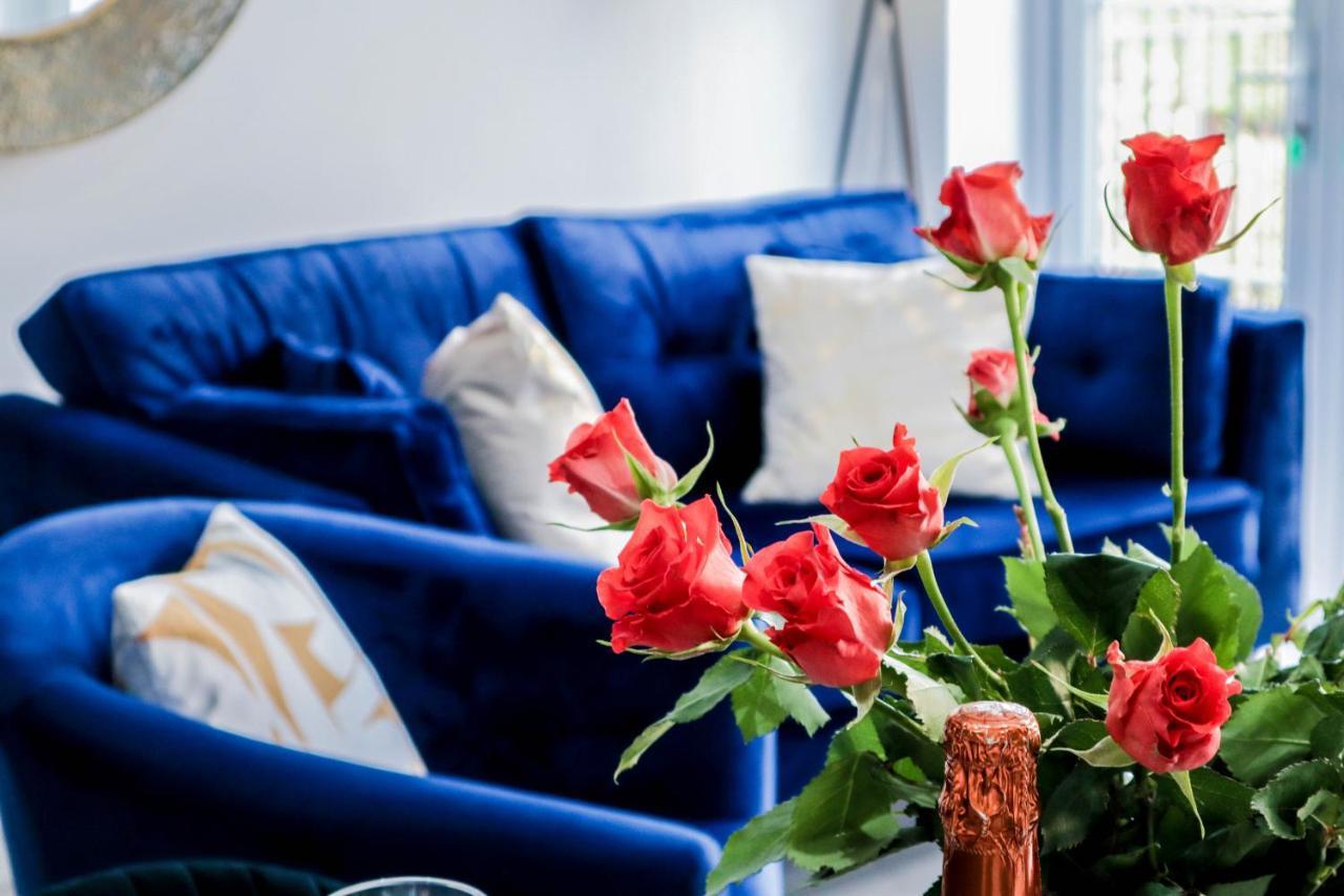 Elegant Apartments In Staines L Free Onsite Parking Staines-upon-Thames Exteriör bild