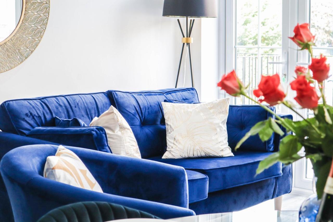 Elegant Apartments In Staines L Free Onsite Parking Staines-upon-Thames Exteriör bild