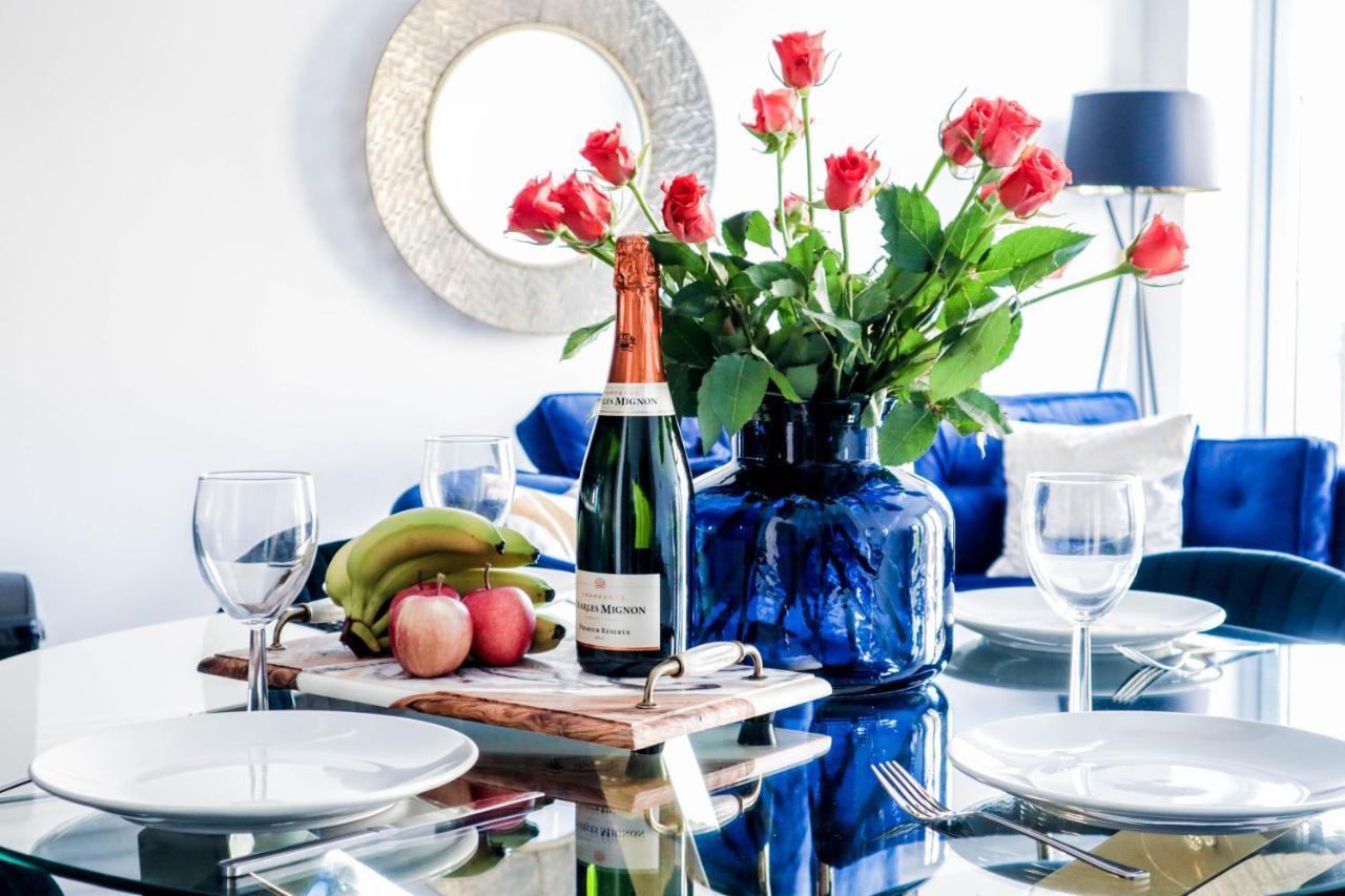 Elegant Apartments In Staines L Free Onsite Parking Staines-upon-Thames Exteriör bild
