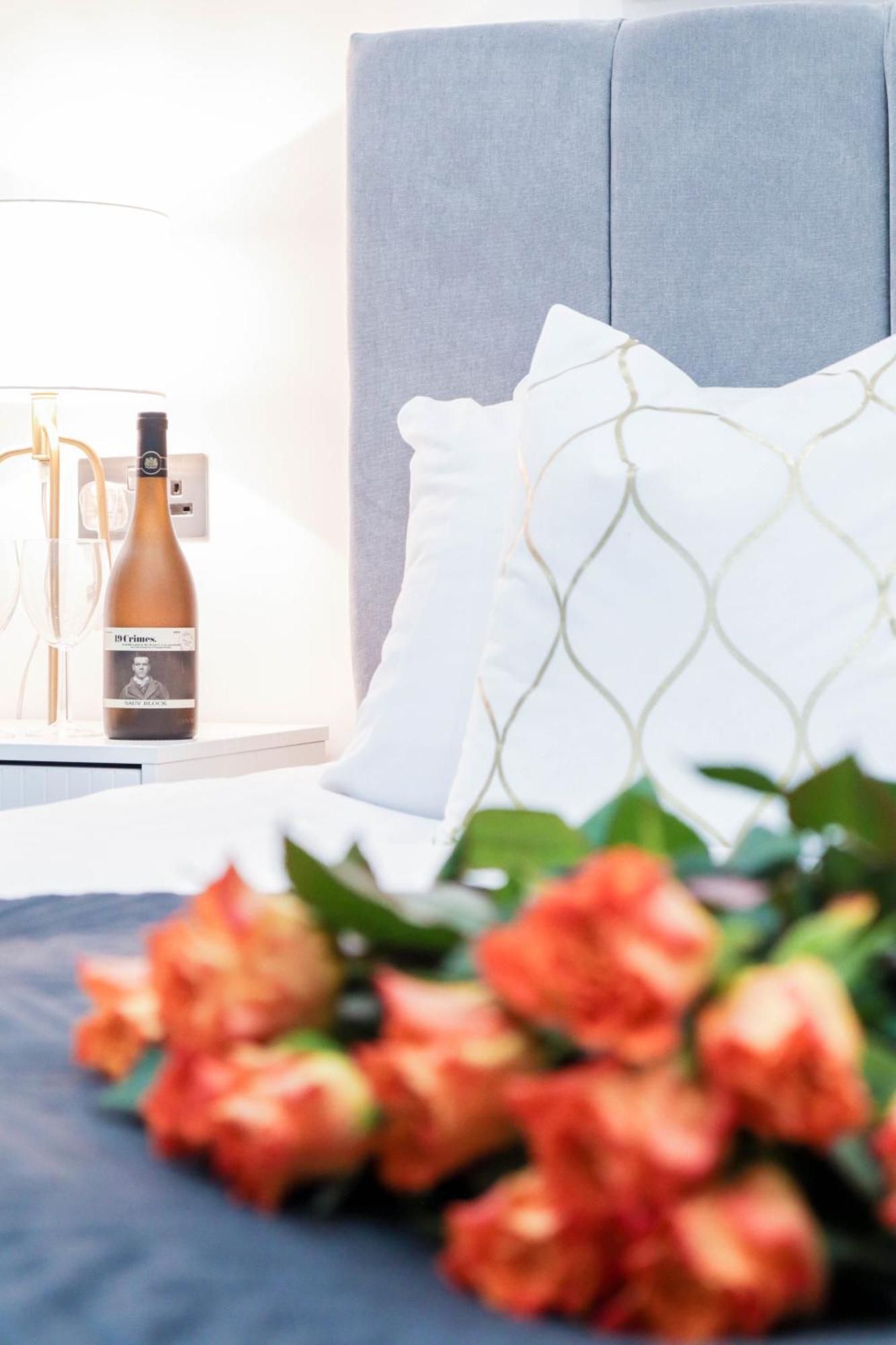 Elegant Apartments In Staines L Free Onsite Parking Staines-upon-Thames Exteriör bild