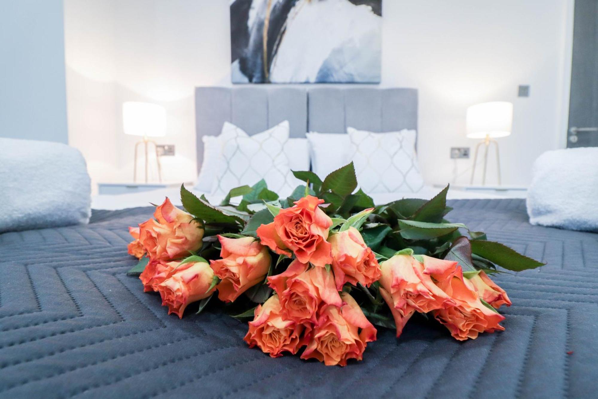 Elegant Apartments In Staines L Free Onsite Parking Staines-upon-Thames Exteriör bild