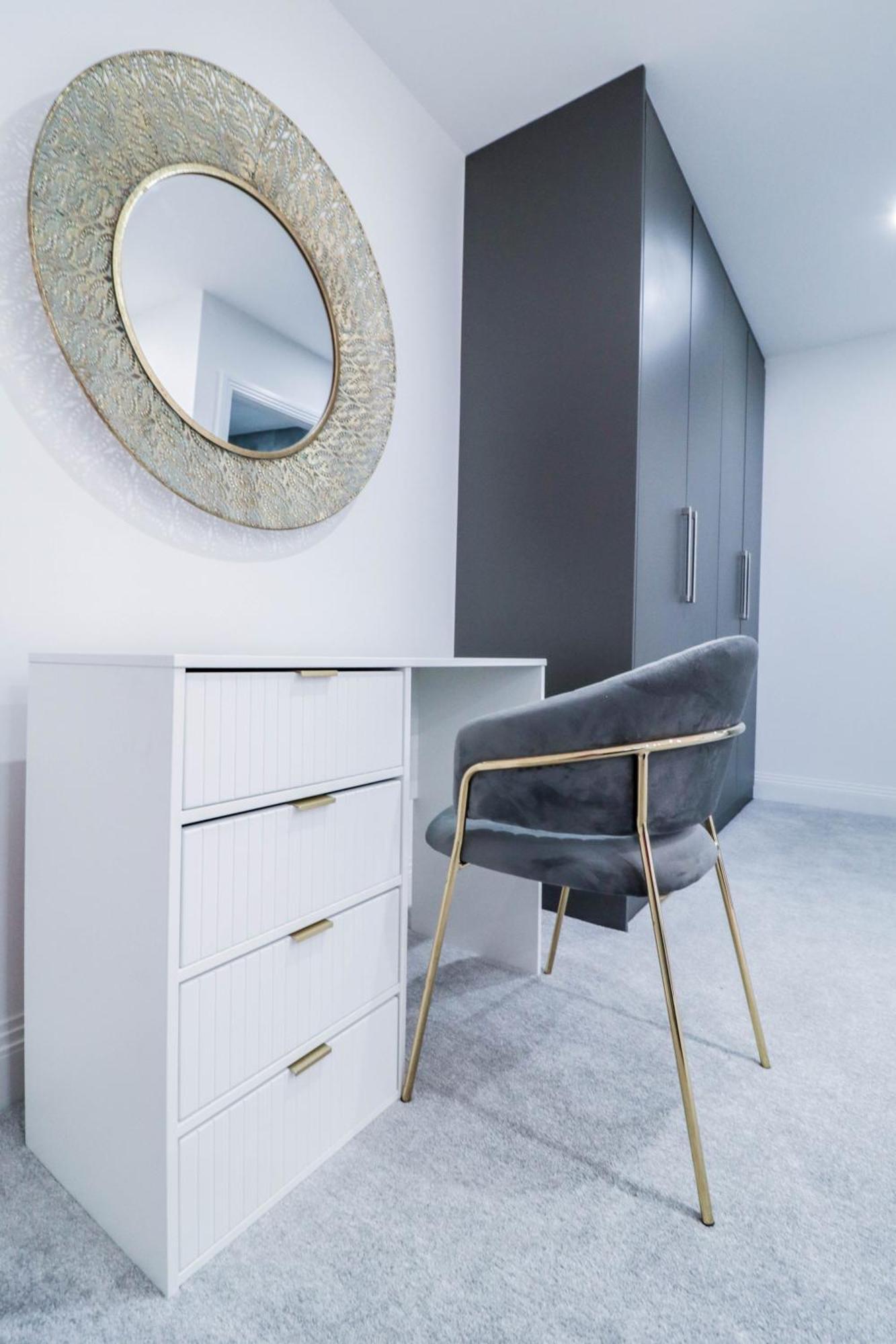 Elegant Apartments In Staines L Free Onsite Parking Staines-upon-Thames Exteriör bild