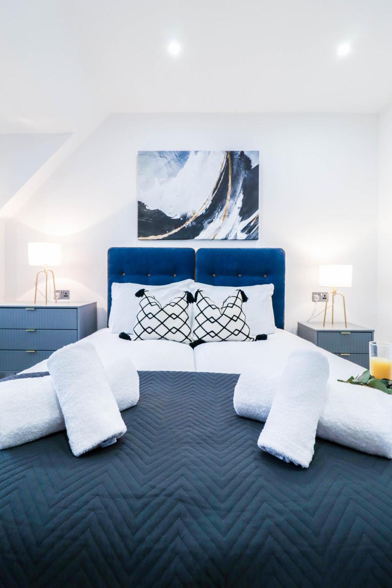 Elegant Apartments In Staines L Free Onsite Parking Staines-upon-Thames Exteriör bild