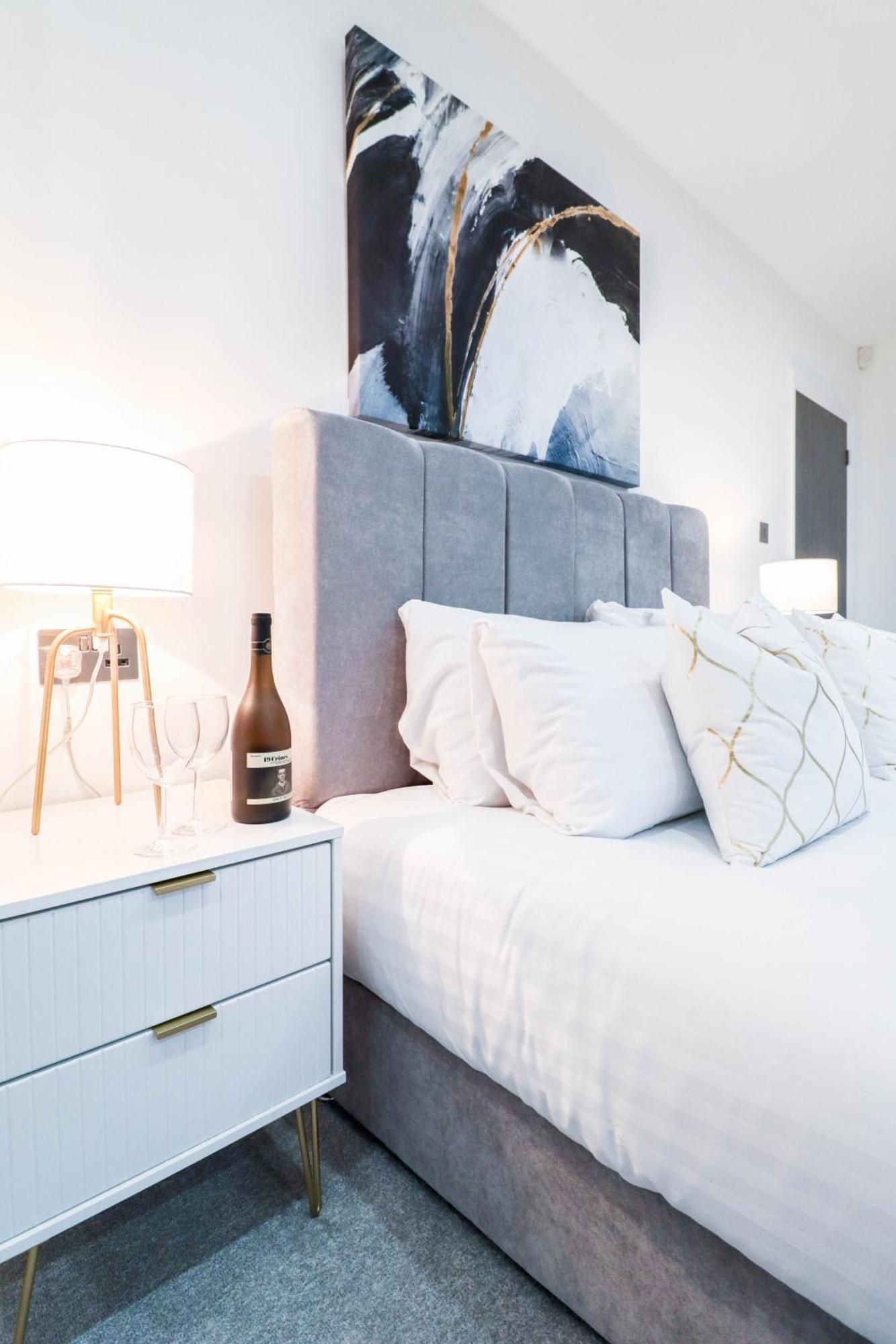 Elegant Apartments In Staines L Free Onsite Parking Staines-upon-Thames Exteriör bild