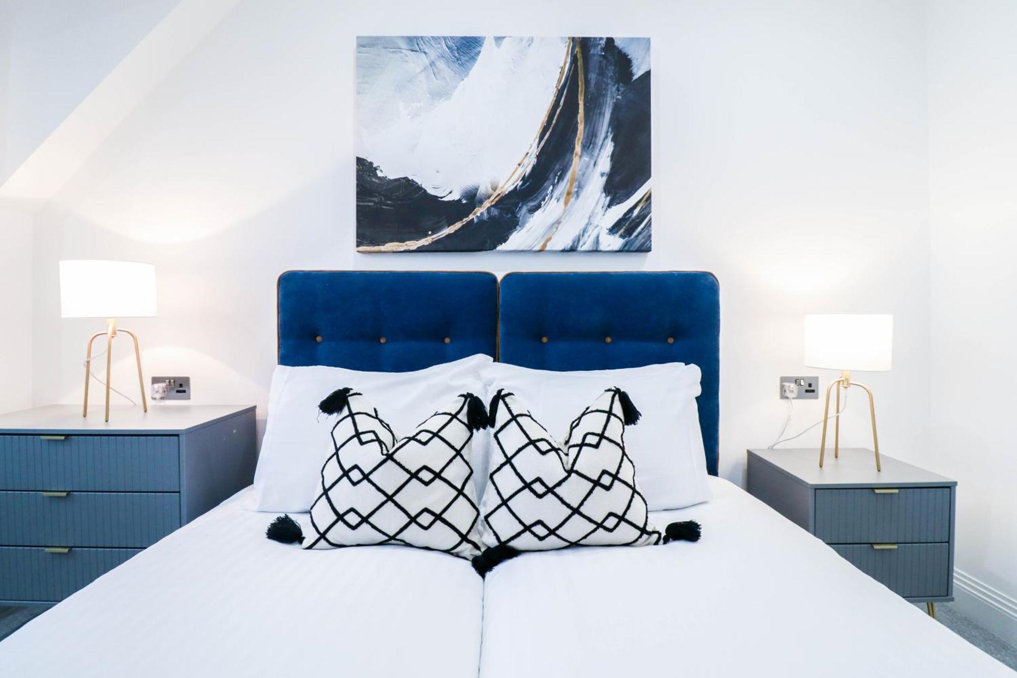 Elegant Apartments In Staines L Free Onsite Parking Staines-upon-Thames Exteriör bild