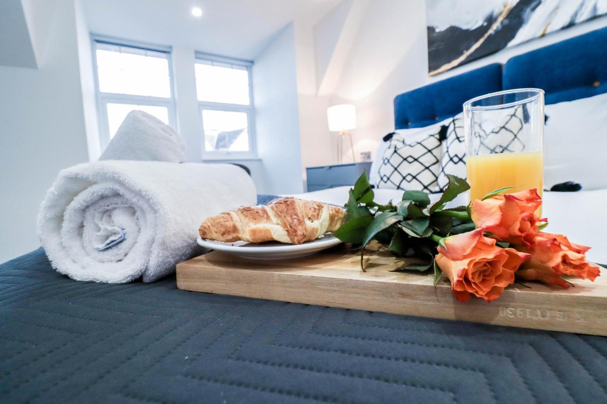 Elegant Apartments In Staines L Free Onsite Parking Staines-upon-Thames Exteriör bild
