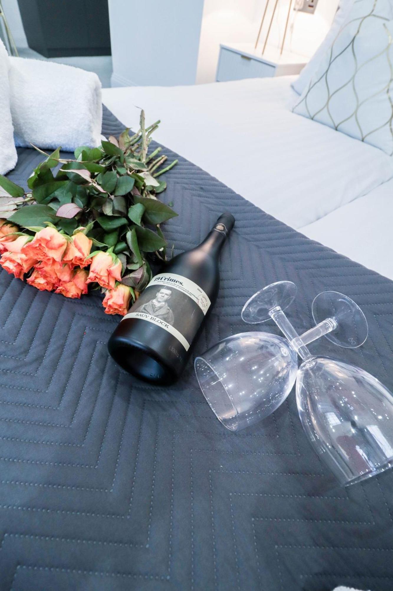 Elegant Apartments In Staines L Free Onsite Parking Staines-upon-Thames Exteriör bild