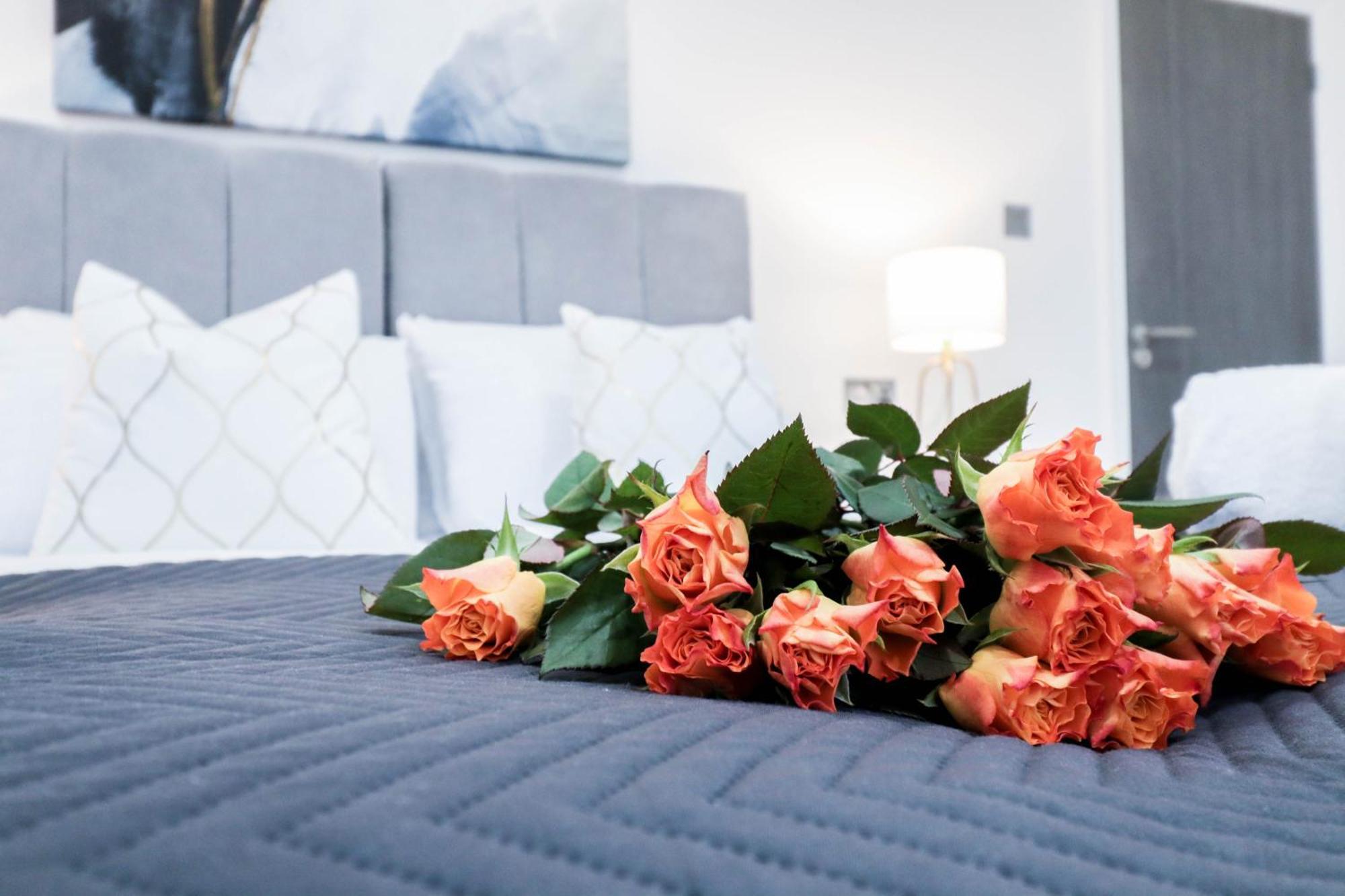 Elegant Apartments In Staines L Free Onsite Parking Staines-upon-Thames Exteriör bild