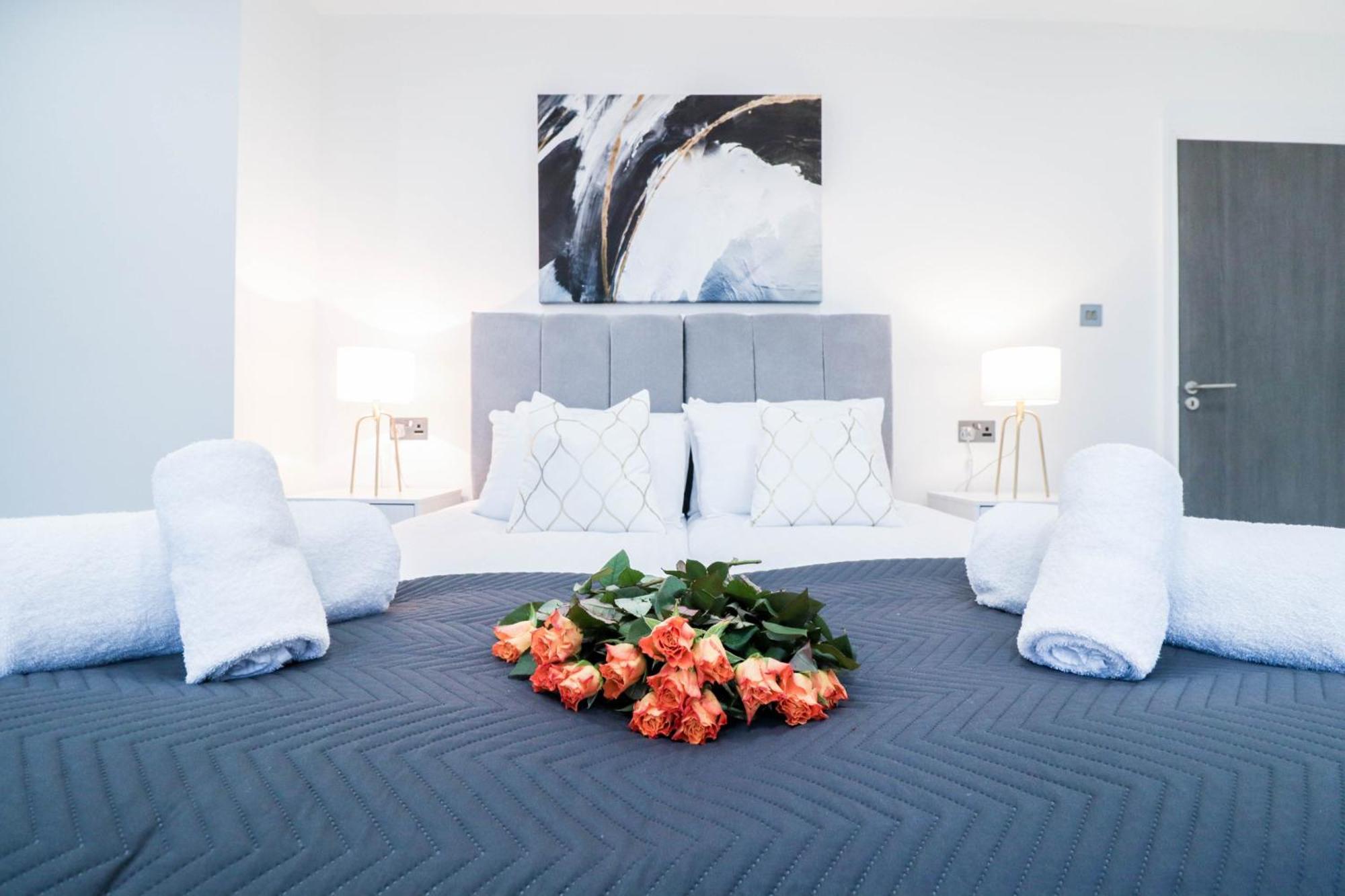 Elegant Apartments In Staines L Free Onsite Parking Staines-upon-Thames Exteriör bild