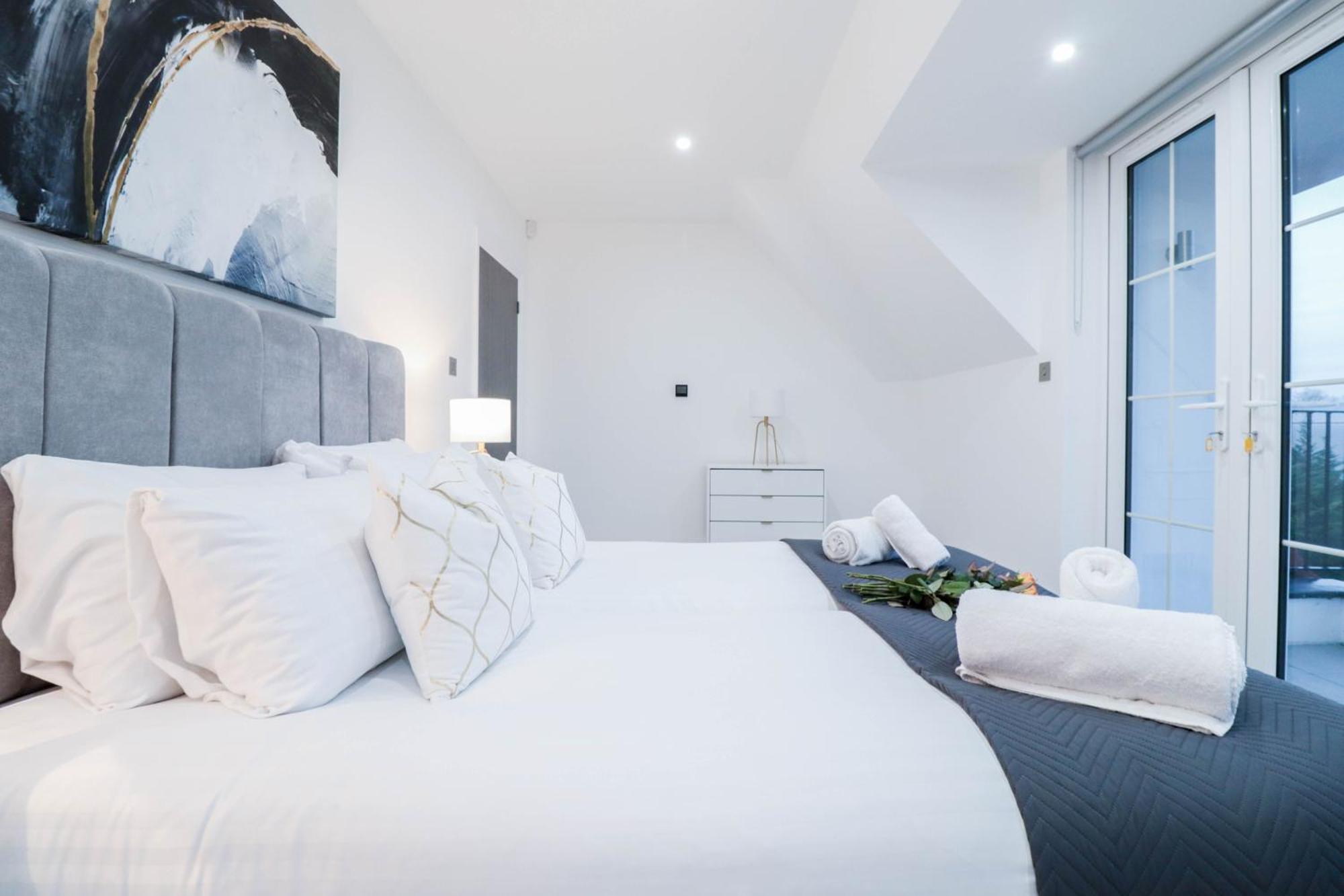 Elegant Apartments In Staines L Free Onsite Parking Staines-upon-Thames Exteriör bild
