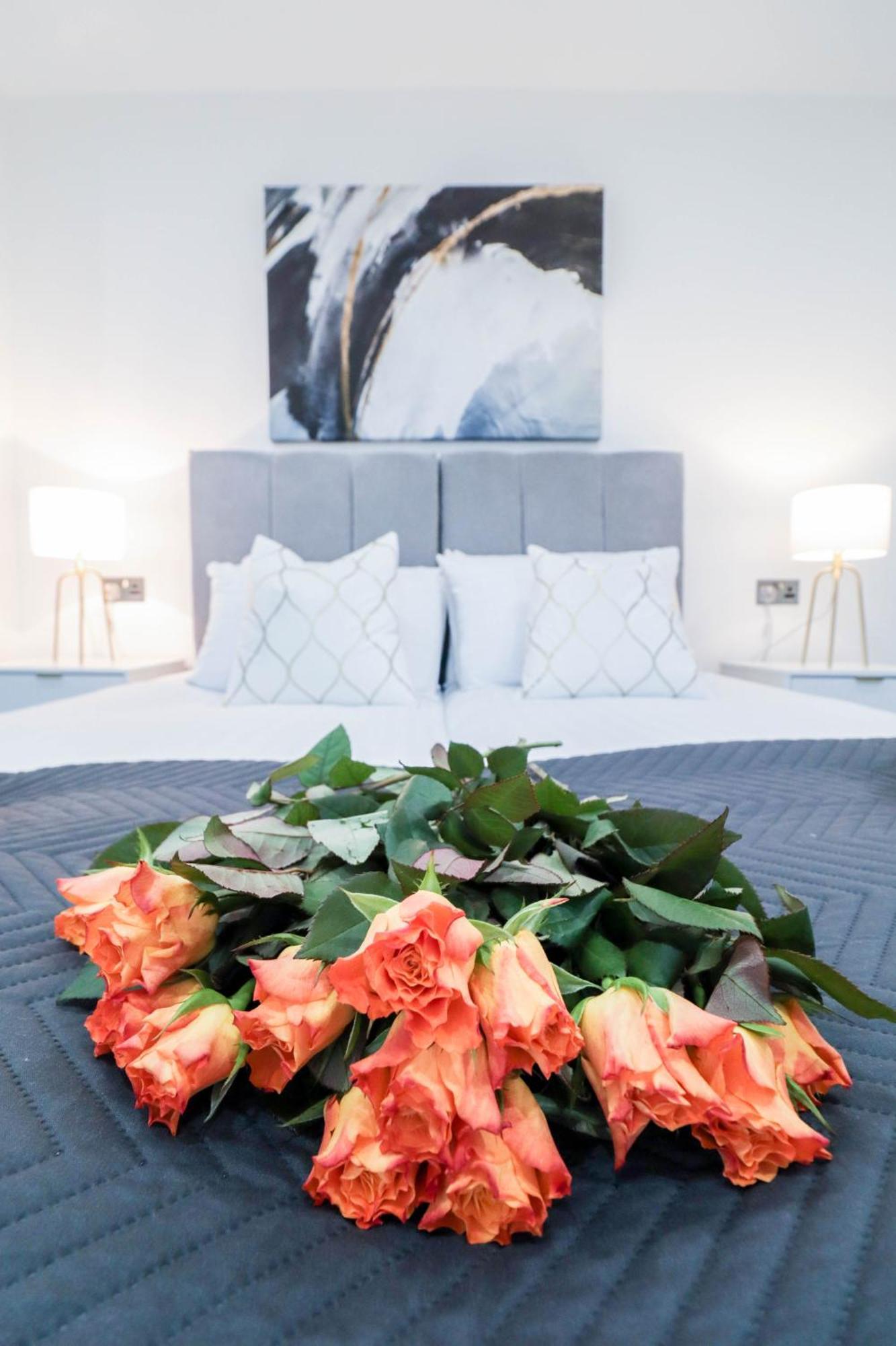 Elegant Apartments In Staines L Free Onsite Parking Staines-upon-Thames Exteriör bild