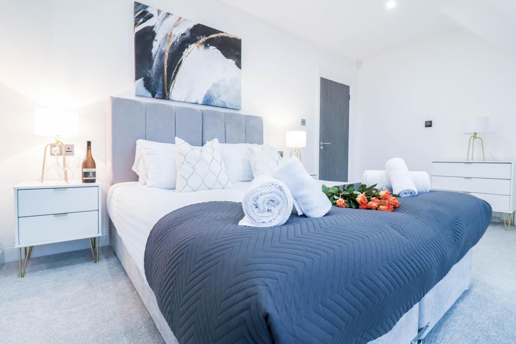 Elegant Apartments In Staines L Free Onsite Parking Staines-upon-Thames Exteriör bild