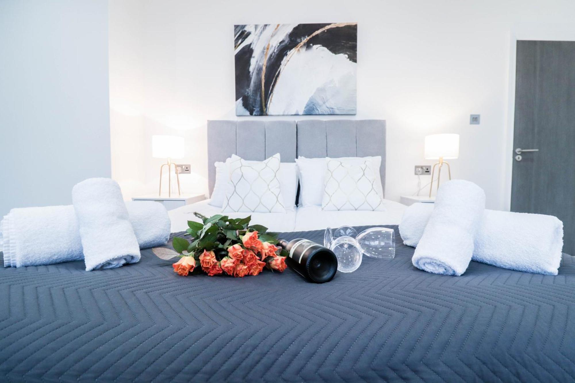 Elegant Apartments In Staines L Free Onsite Parking Staines-upon-Thames Exteriör bild