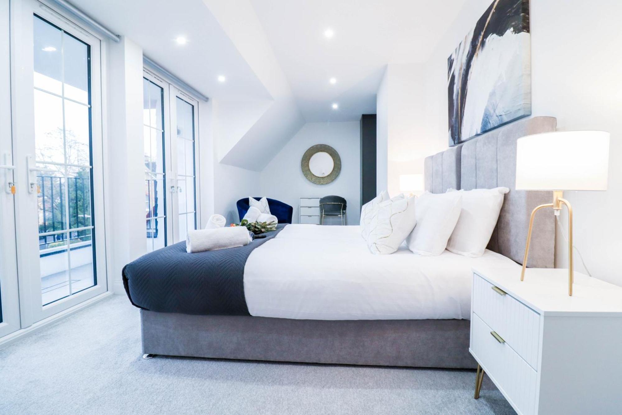 Elegant Apartments In Staines L Free Onsite Parking Staines-upon-Thames Exteriör bild