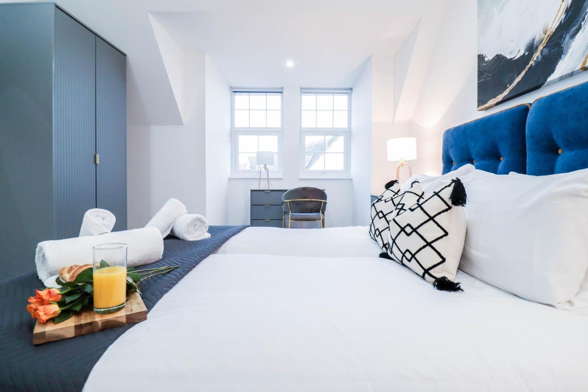 Elegant Apartments In Staines L Free Onsite Parking Staines-upon-Thames Exteriör bild