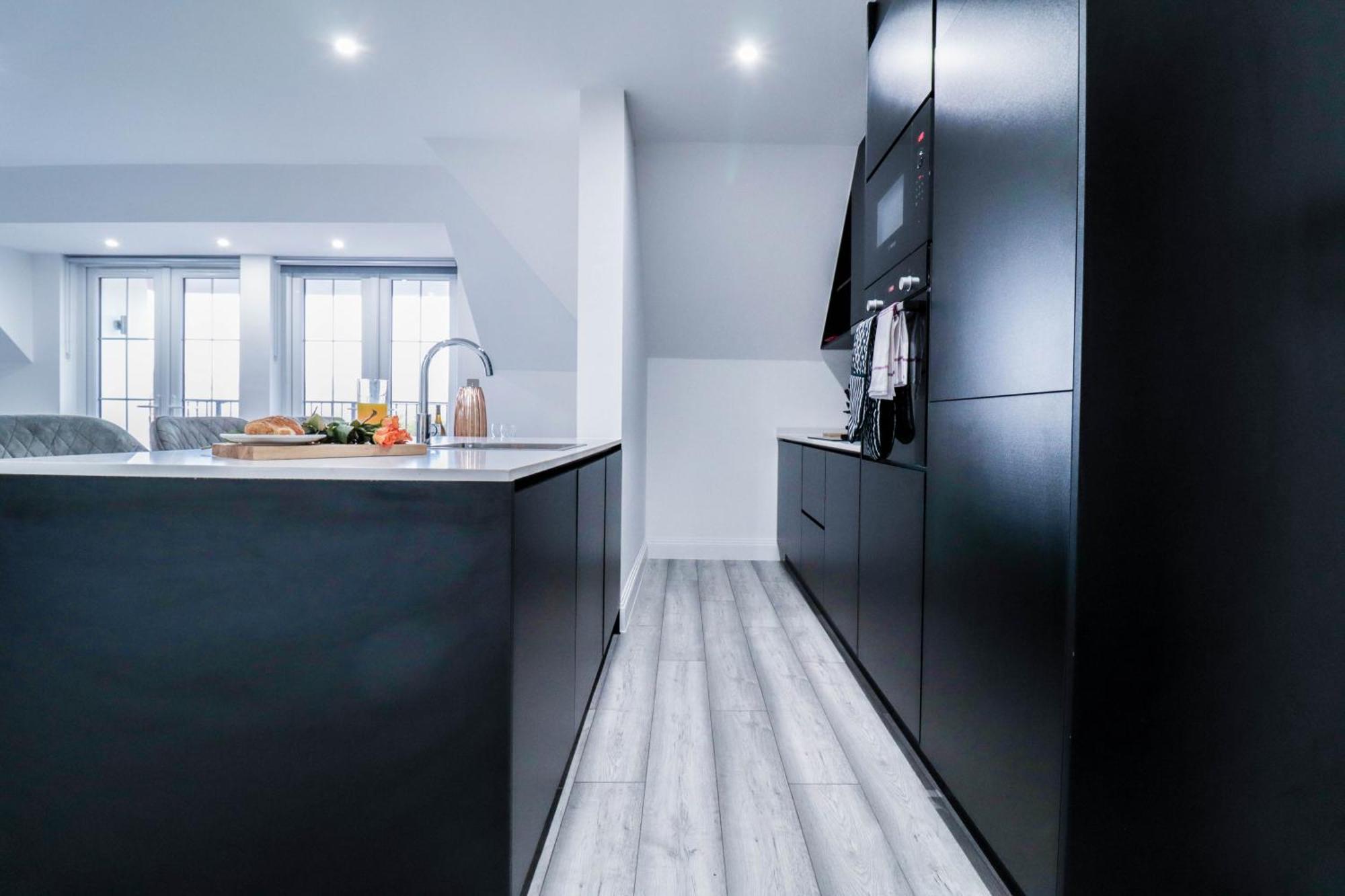 Elegant Apartments In Staines L Free Onsite Parking Staines-upon-Thames Exteriör bild