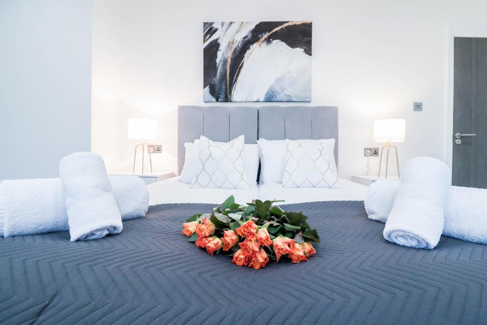 Elegant Apartments In Staines L Free Onsite Parking Staines-upon-Thames Exteriör bild