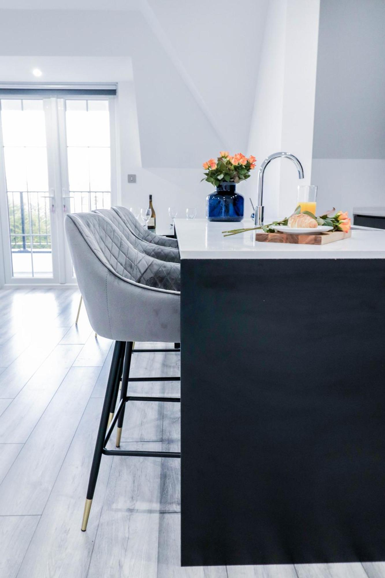 Elegant Apartments In Staines L Free Onsite Parking Staines-upon-Thames Exteriör bild