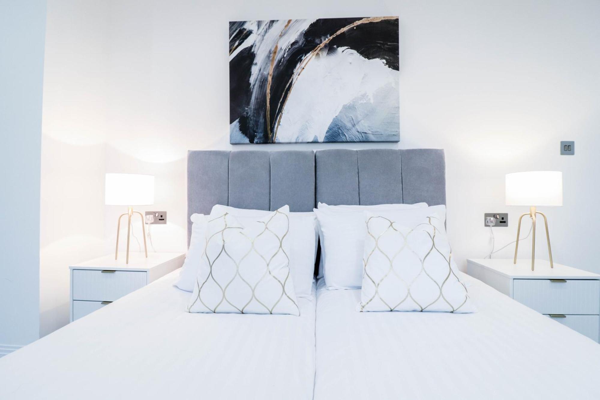 Elegant Apartments In Staines L Free Onsite Parking Staines-upon-Thames Exteriör bild