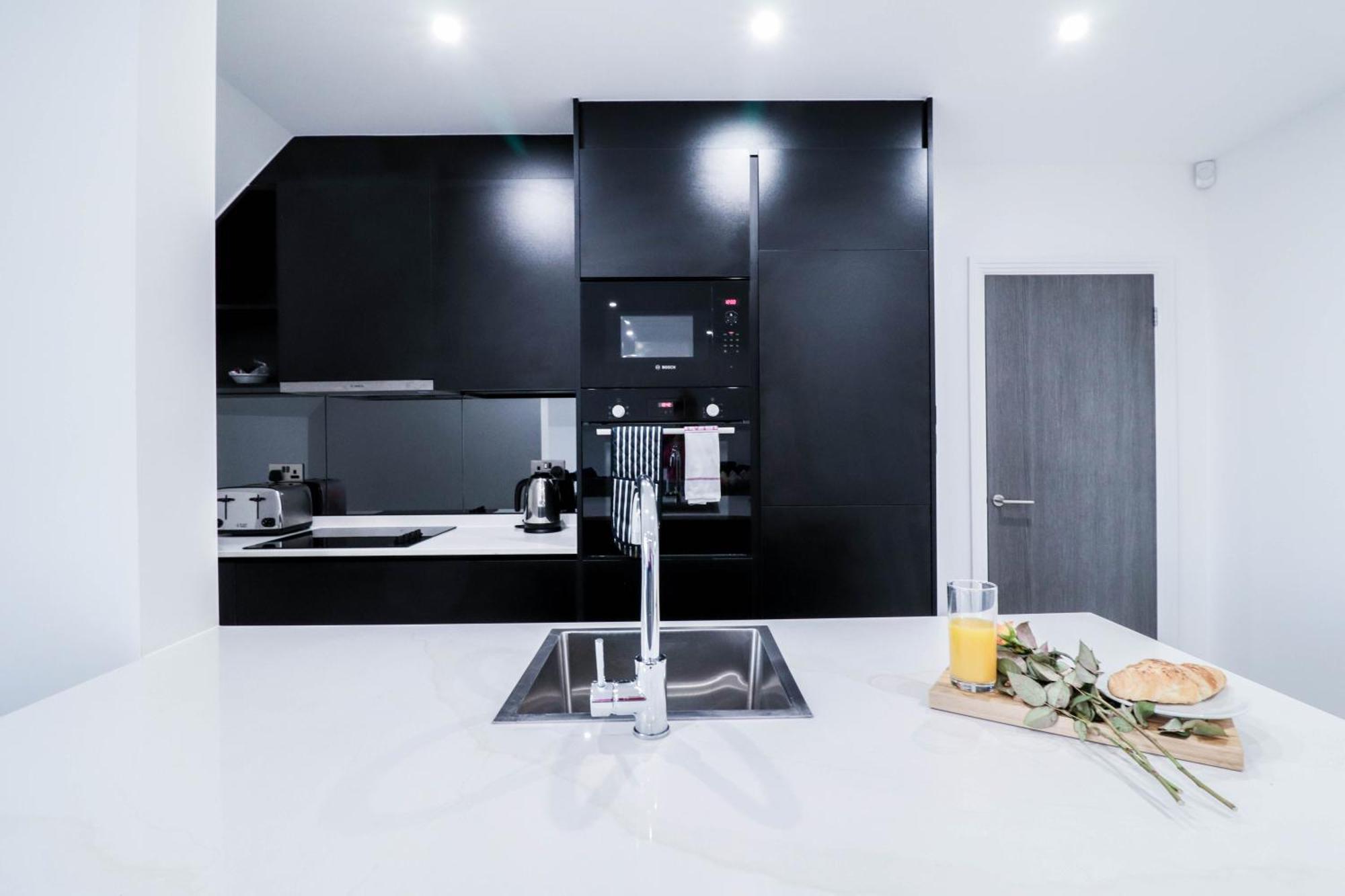 Elegant Apartments In Staines L Free Onsite Parking Staines-upon-Thames Exteriör bild