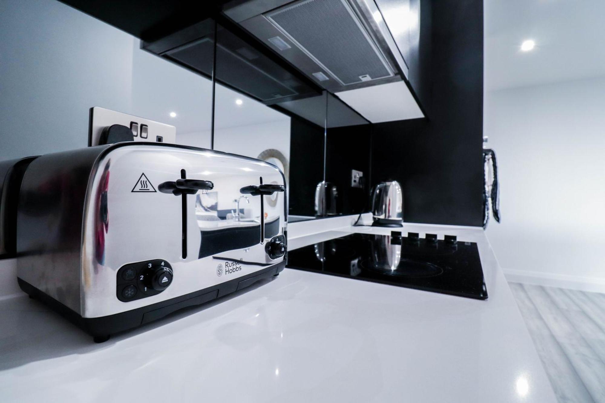 Elegant Apartments In Staines L Free Onsite Parking Staines-upon-Thames Exteriör bild