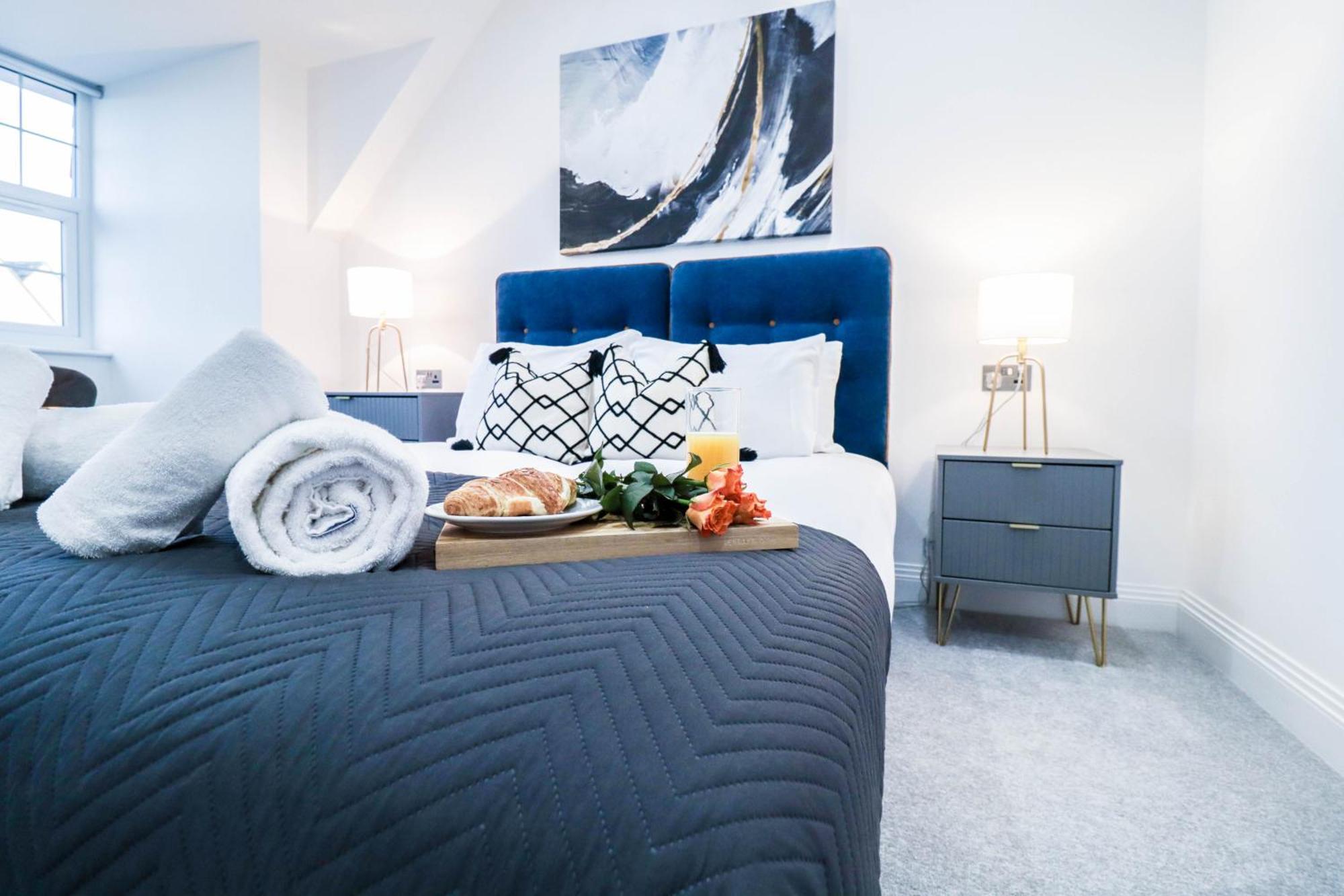 Elegant Apartments In Staines L Free Onsite Parking Staines-upon-Thames Exteriör bild