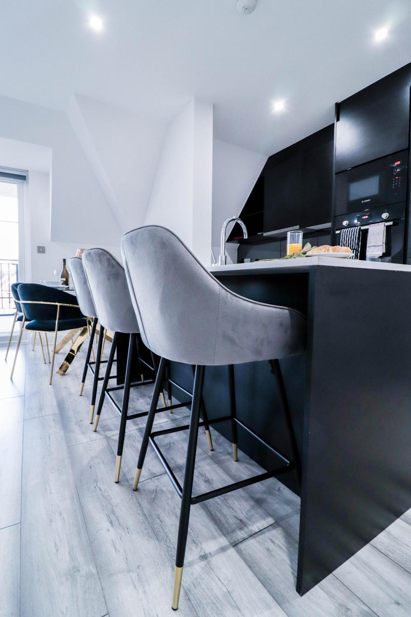 Elegant Apartments In Staines L Free Onsite Parking Staines-upon-Thames Exteriör bild