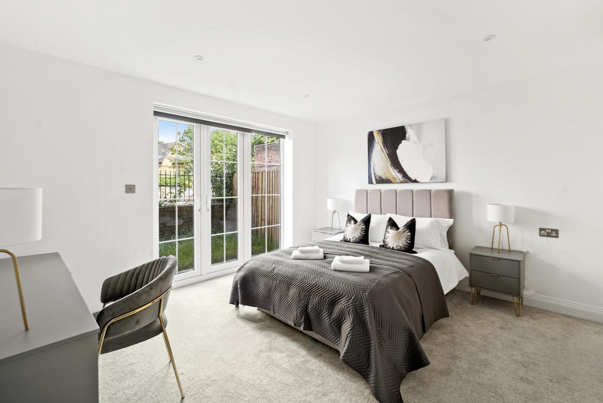Elegant Apartments In Staines L Free Onsite Parking Staines-upon-Thames Exteriör bild