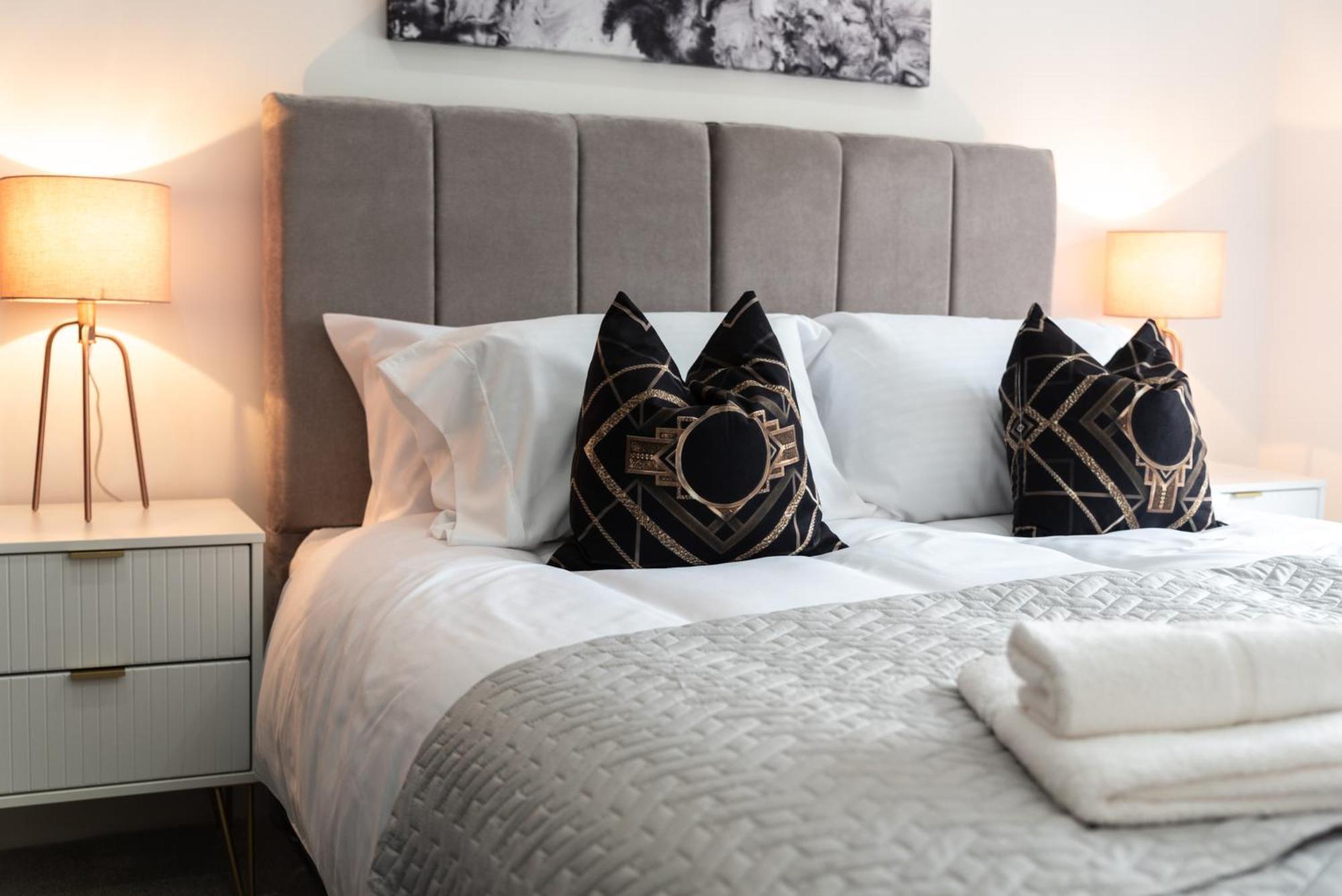 Elegant Apartments In Staines L Free Onsite Parking Staines-upon-Thames Exteriör bild