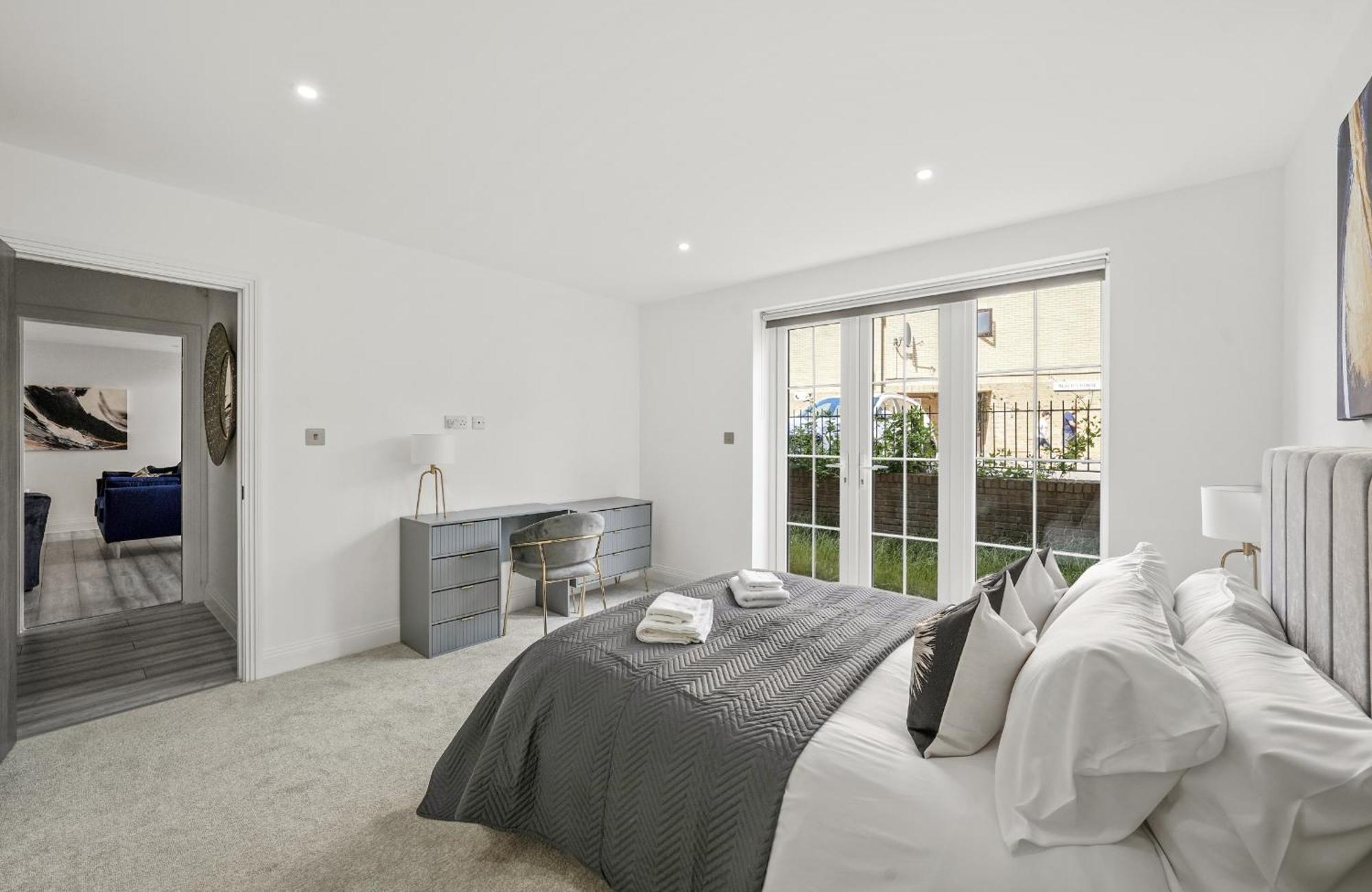 Elegant Apartments In Staines L Free Onsite Parking Staines-upon-Thames Exteriör bild