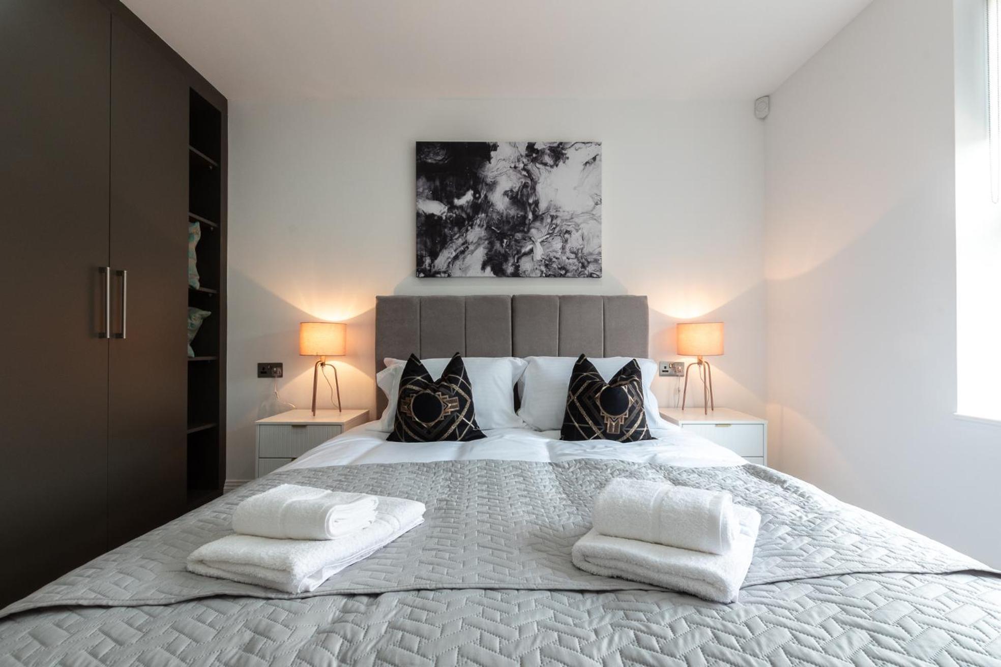 Elegant Apartments In Staines L Free Onsite Parking Staines-upon-Thames Exteriör bild
