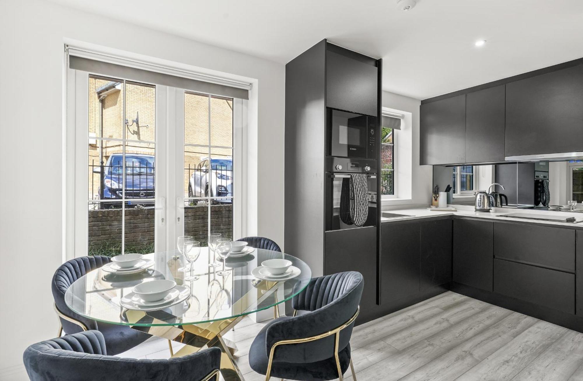 Elegant Apartments In Staines L Free Onsite Parking Staines-upon-Thames Exteriör bild